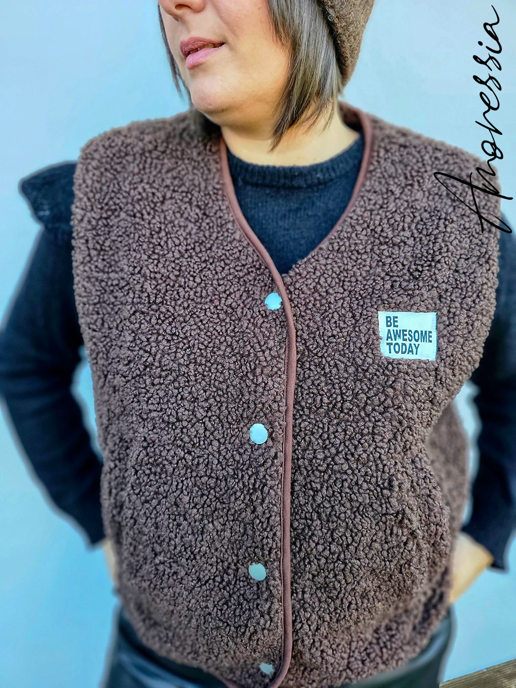 Gilet sans manche Sixtine Chocolat — Gilet Sans Manches Chocolat Femme photo portée