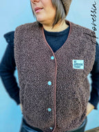 Gilet sans manche Sixtine Chocolat — Gilet Sans Manches Chocolat Femme photo portée