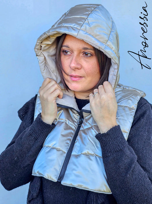 Plastron court doré à capuche – Brillant et tendance ✨