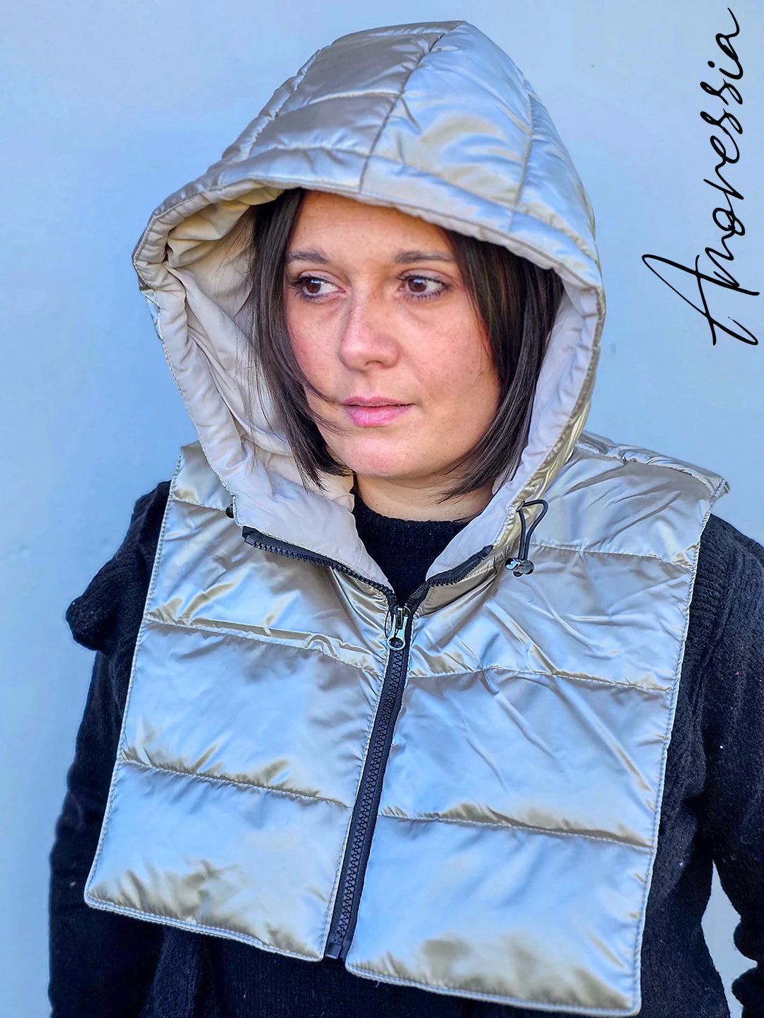 Plastron court doré à capuche – Brillant et tendance ✨