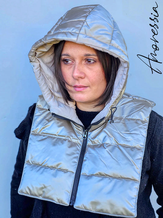 Plastron court doré à capuche – Brillant et tendance ✨
