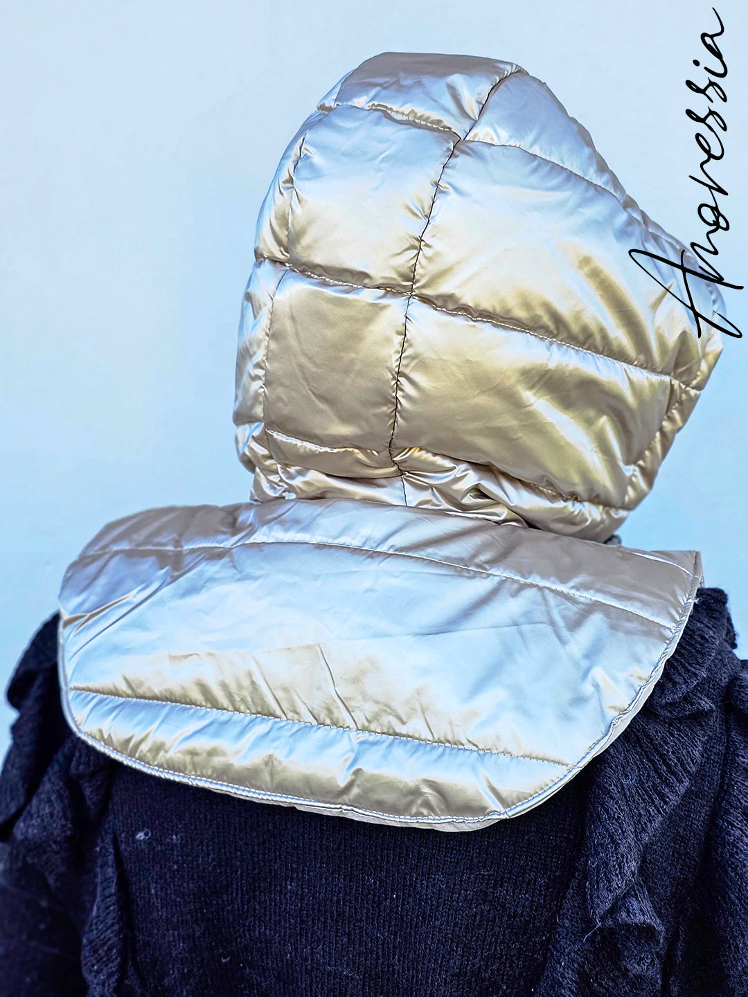 Plastron court doré à capuche – Brillant et tendance ✨