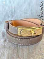 Ceinture Cuir Taupe Fermoir Doré — Ceinture Cuir Taupe Femme photo portée