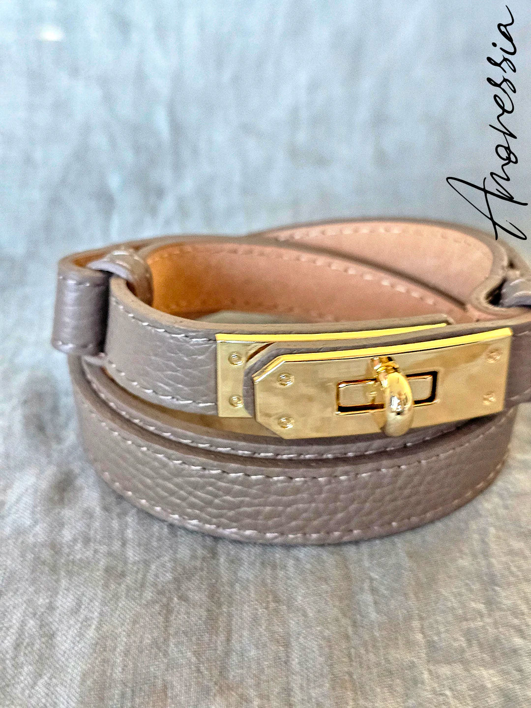 Ceinture Cuir Taupe Fermoir Doré — Ceinture Cuir Taupe Femme photo portée