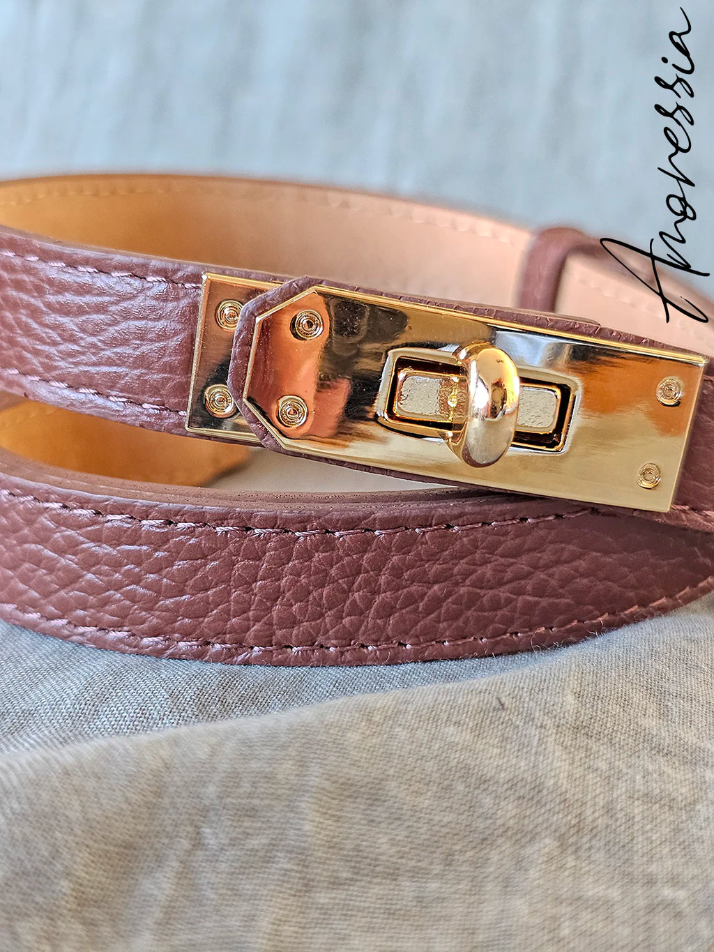 Ceinture Cuir Marron Fermoir Doré — Ceinture Cuir Marron Femme photo portée