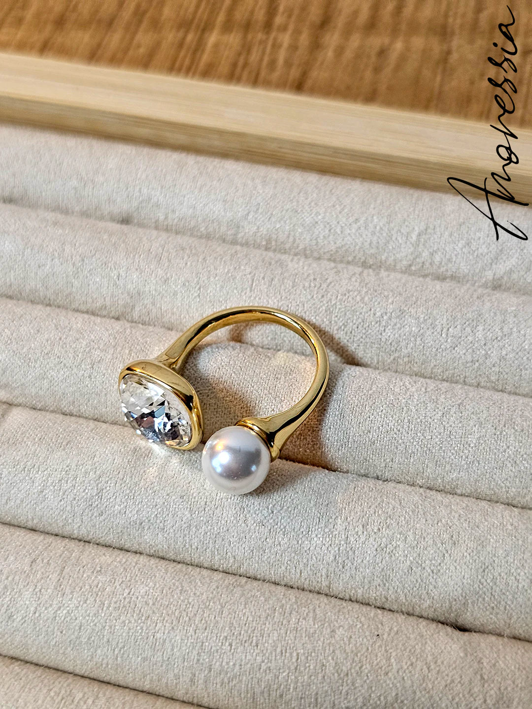 Bague dorée ouverte – Strass carré & perle blanche