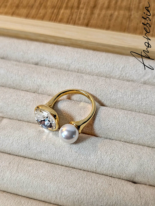 Bague dorée ouverte – Strass carré & perle blanche