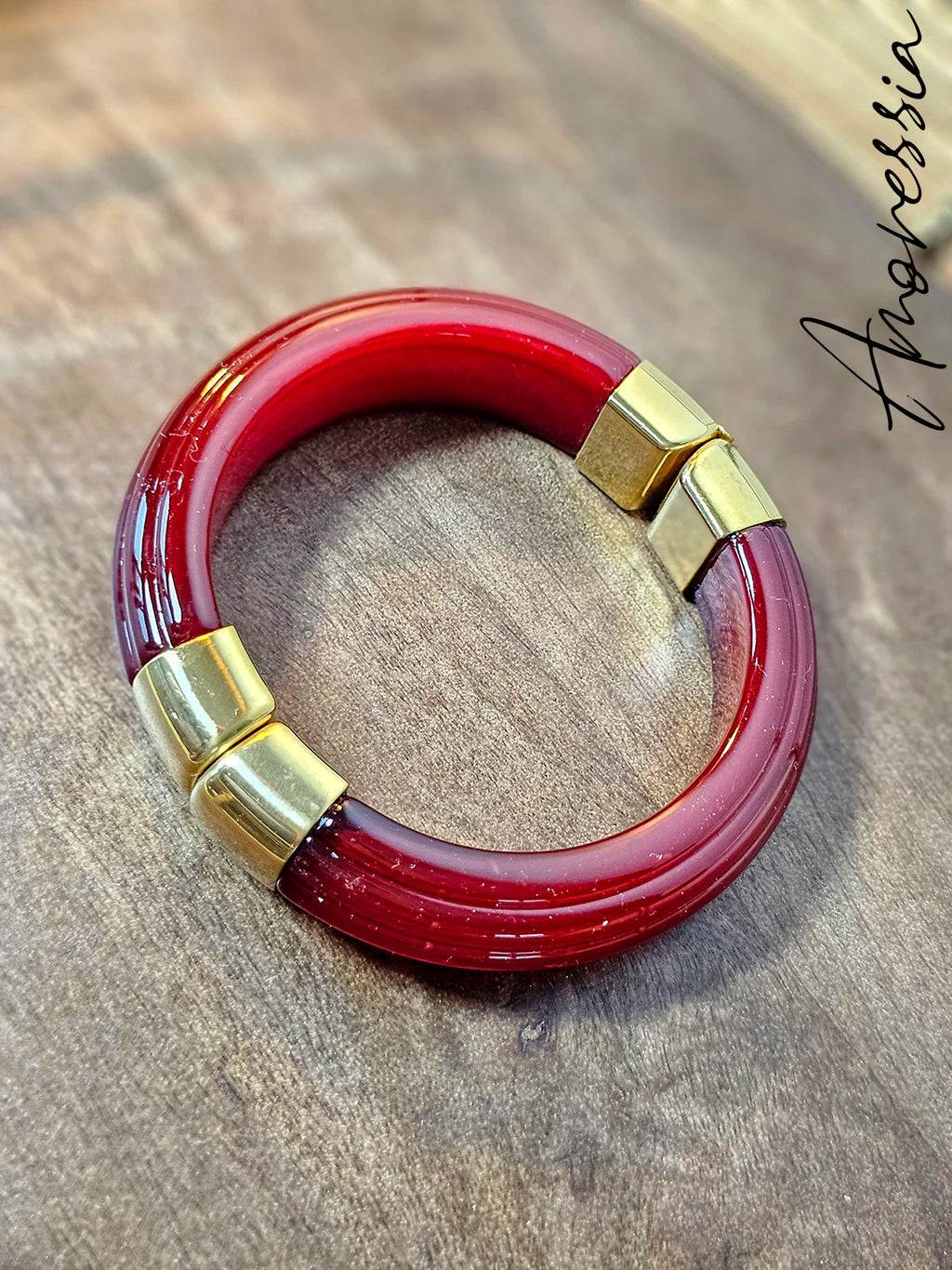 Bracelet Manchette Doré Résine — Bracelet Aimanté Doré Résine Femme lifestyle