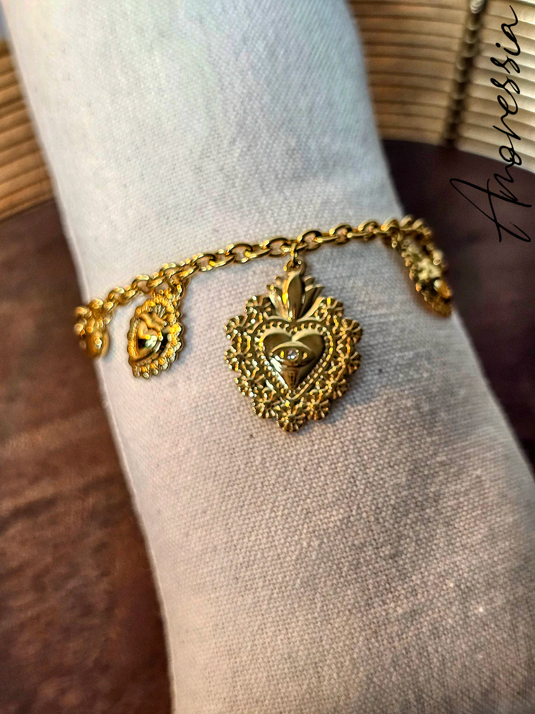 Bracelet Charms Ex Voto — Bracelet Médaille Doré Femme photo porté