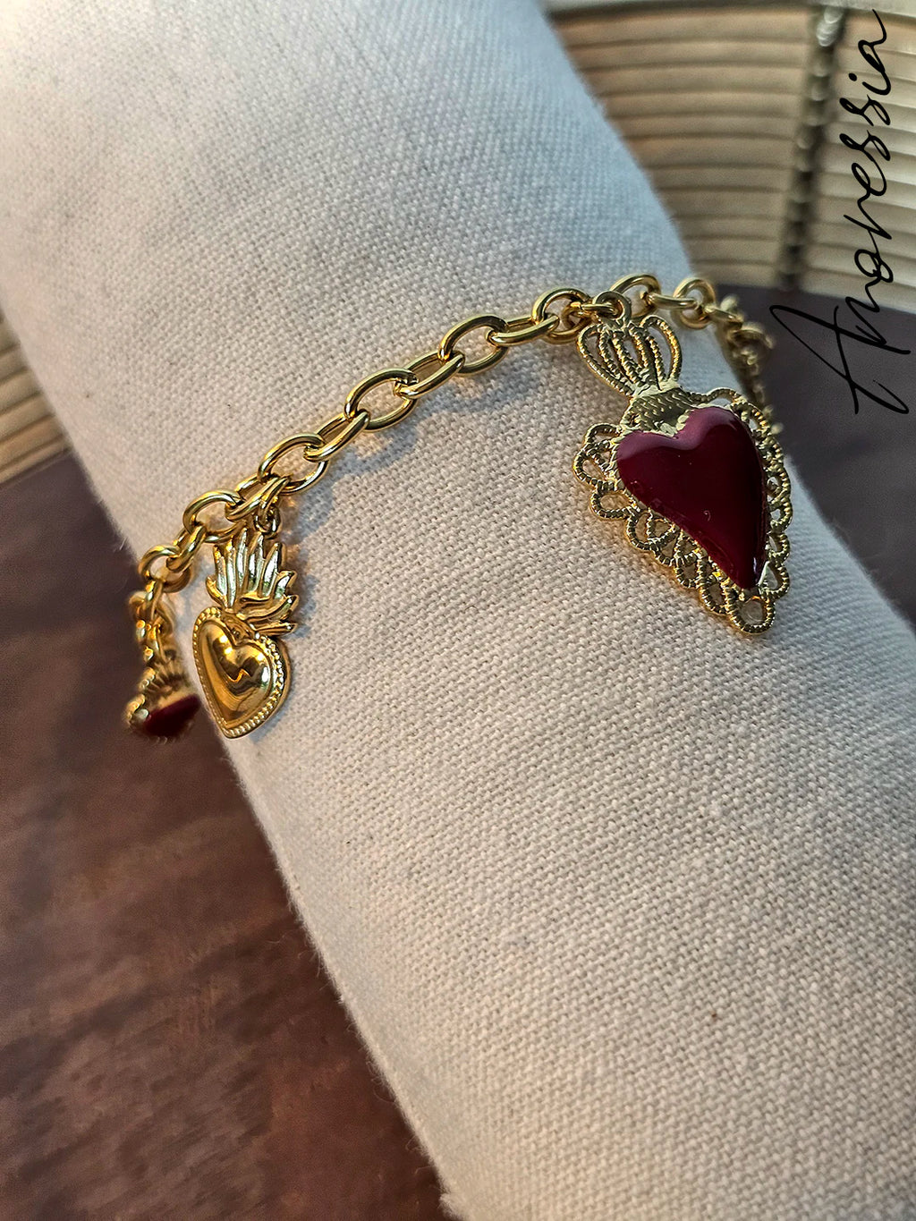 Bracelet Charms Ex Voto Rouge — Bracelet Médaille Rouge Femme lifestyle