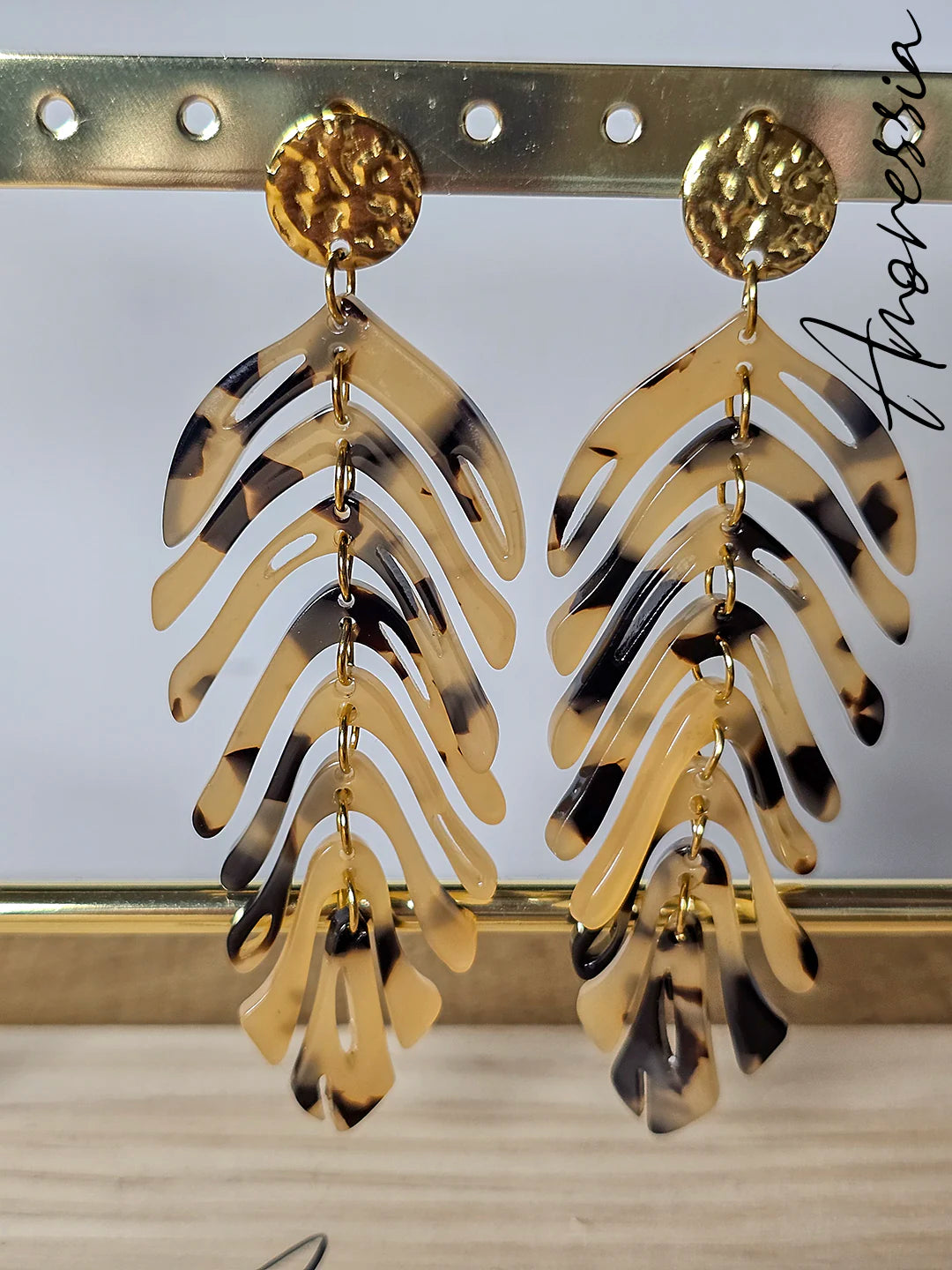 Boucles d'Oreilles Feuilles — Boucles Dorées Feuilles Femme photo portées