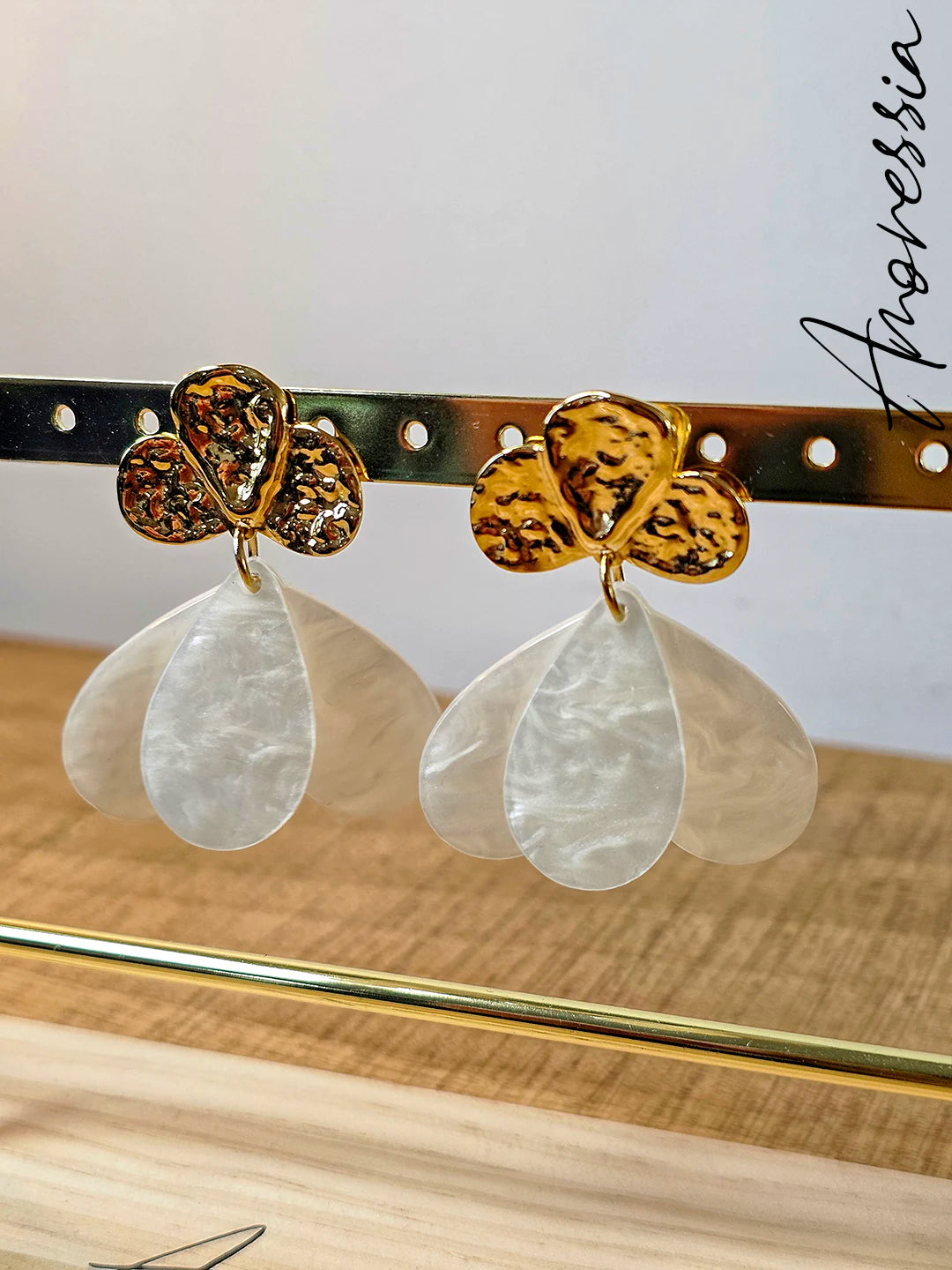 Boucles d'oreilles pétales blanche