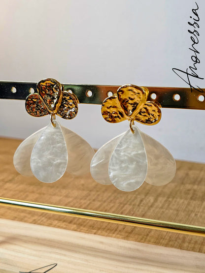 Boucles d'oreilles pétales blanche