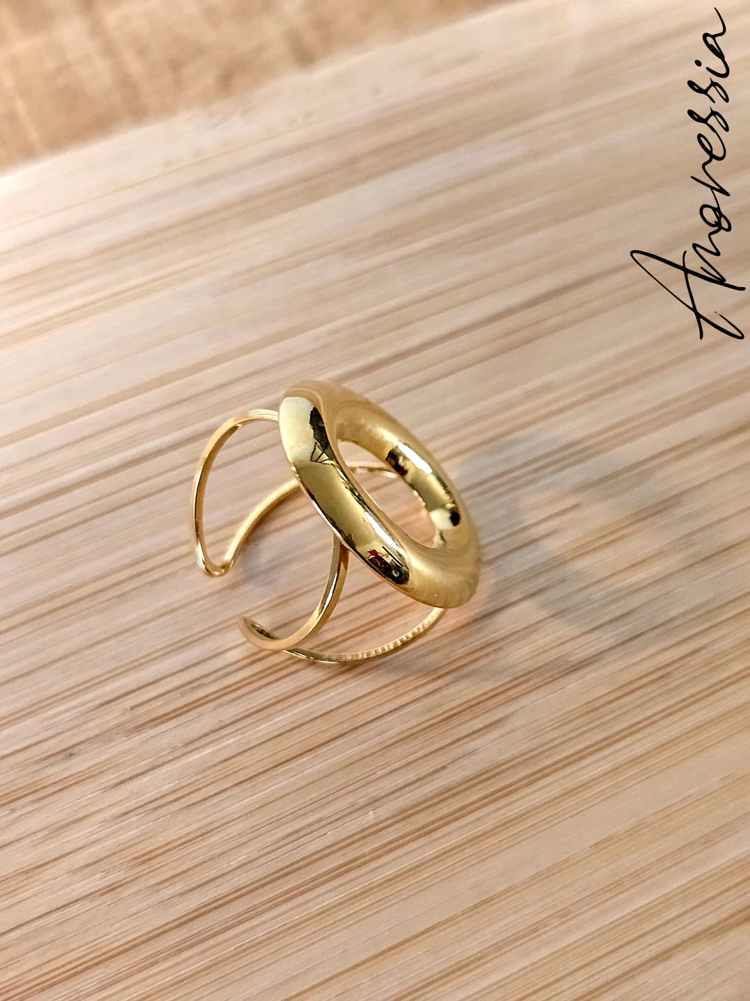 Bague Ovale Doré — Bague Ovale Dorée Femme photo portée