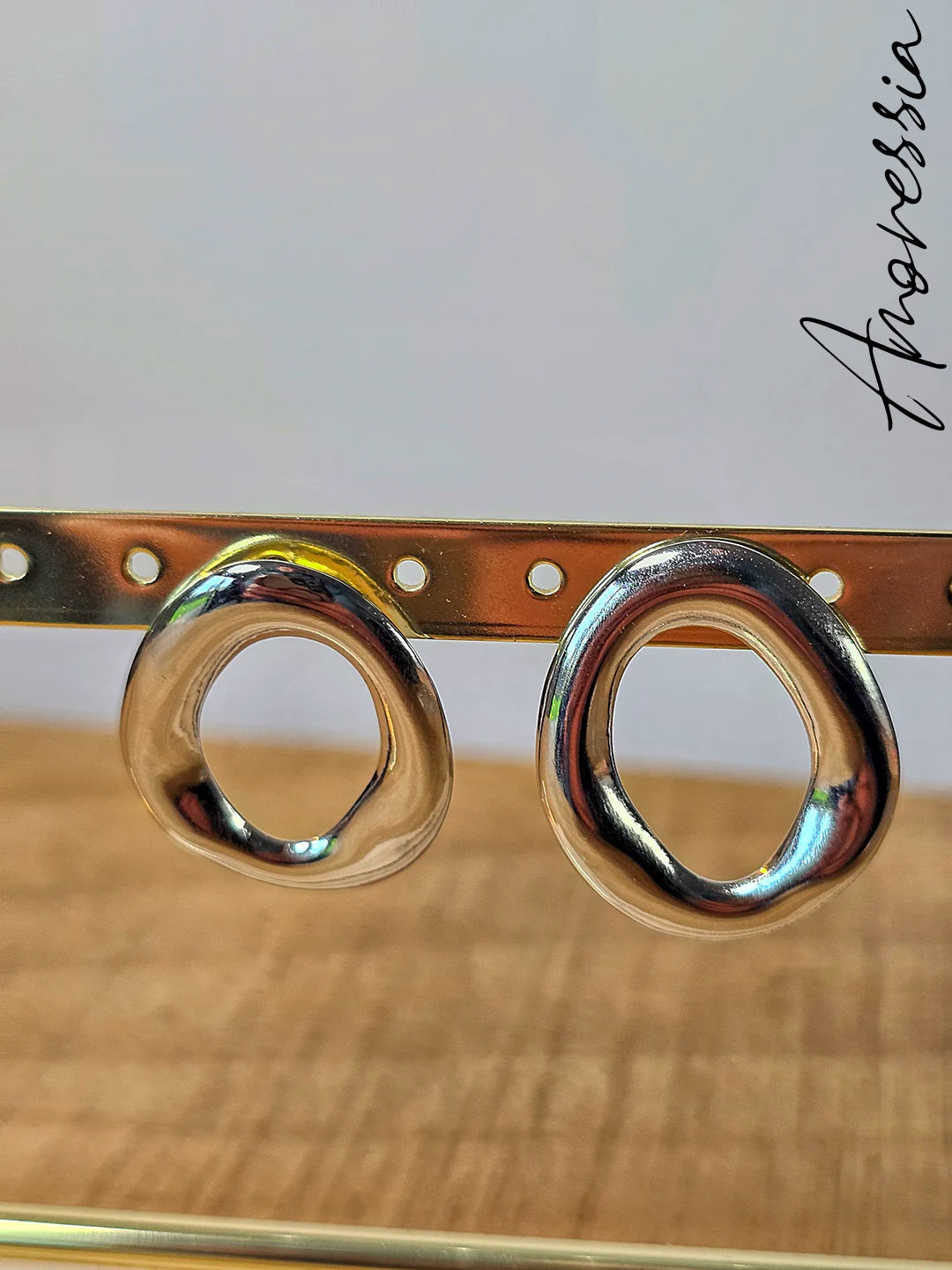 Boucles d'Oreilles Anneau Argenté — Créoles Argentées Femme photo portées