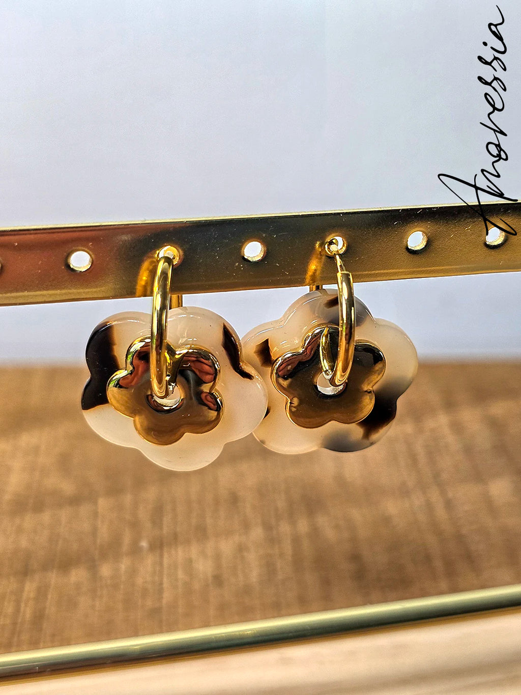 Boucles d'Oreilles Fleur Léopard — Boucles Imprimé Léopard Femme photo portées