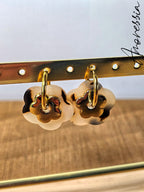 Boucles d'Oreilles Fleur Léopard — Boucles Imprimé Léopard Femme photo portées