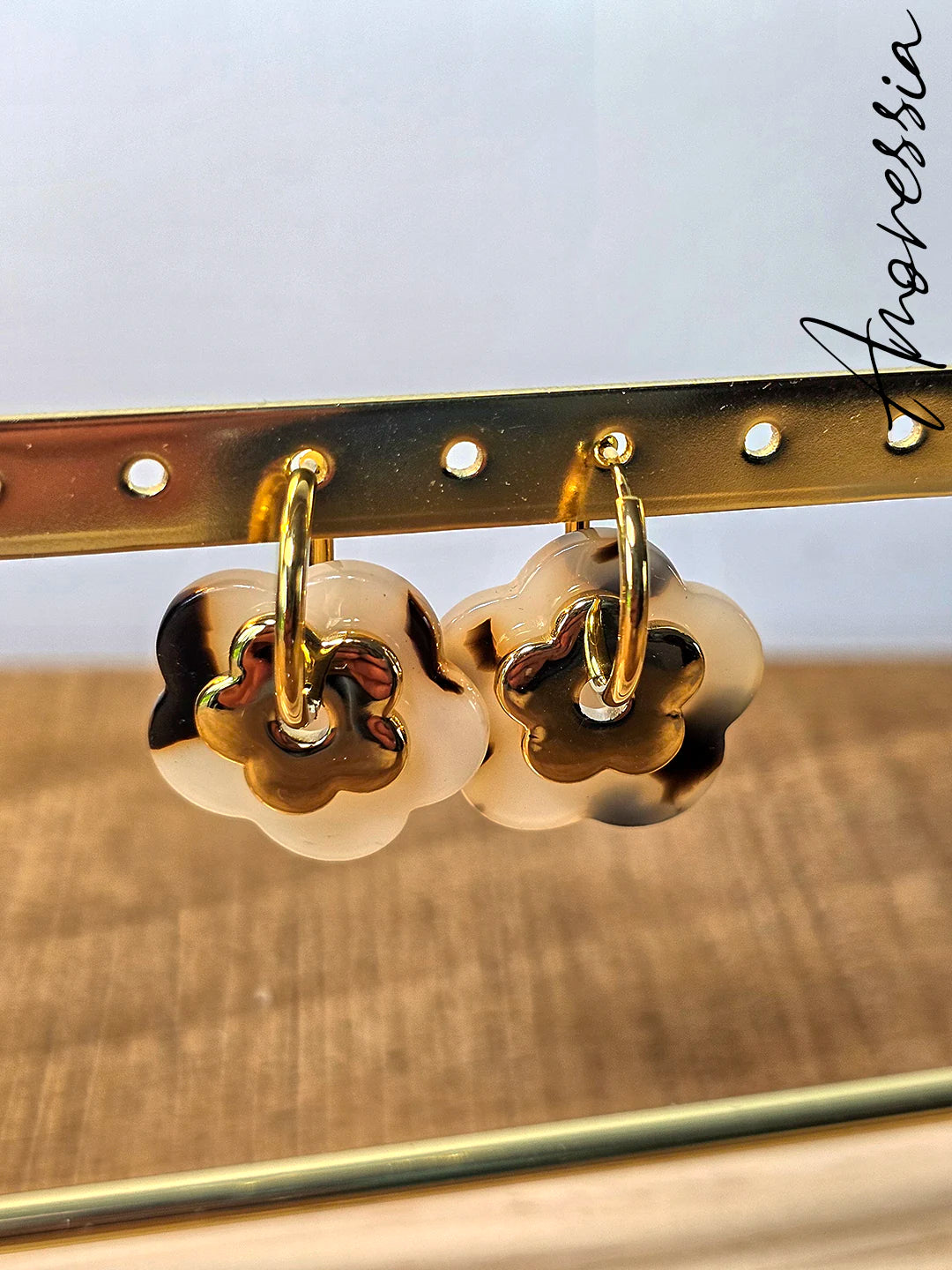 Boucles d'Oreilles Fleur Léopard — Boucles Imprimé Léopard Femme photo portées