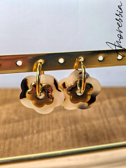 Boucles d'Oreilles Fleur Léopard — Boucles Imprimé Léopard Femme photo portées