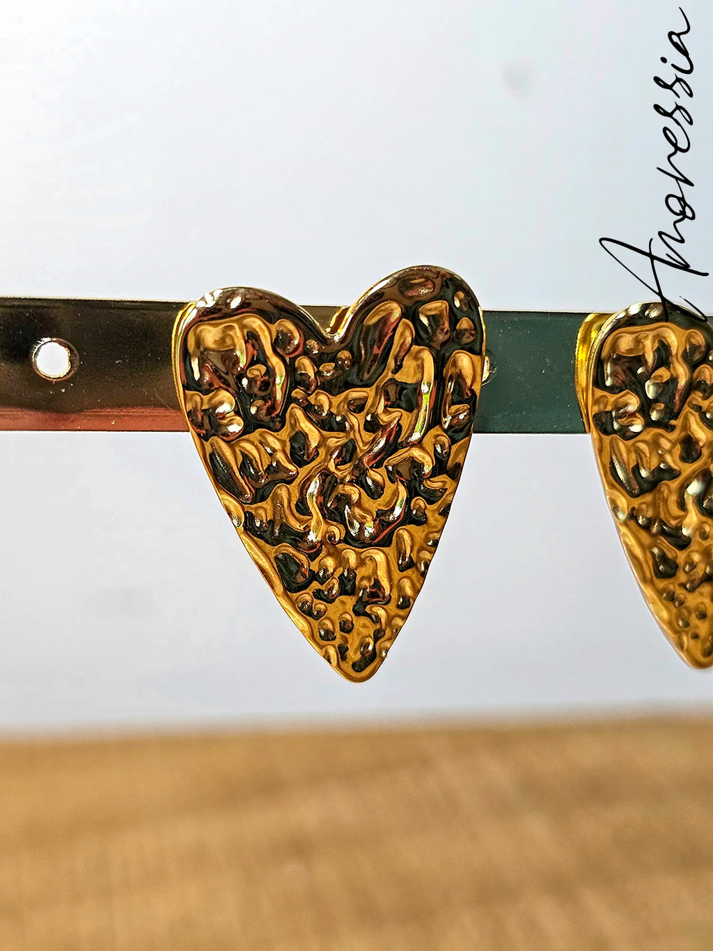 Boucles d'Oreilles Coeur — Boucles Cœur Dorées Femme photo portées