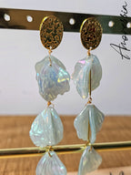 Boucles d'Oreilles Pétales — Boucles Florales Dorées Femme photo portées