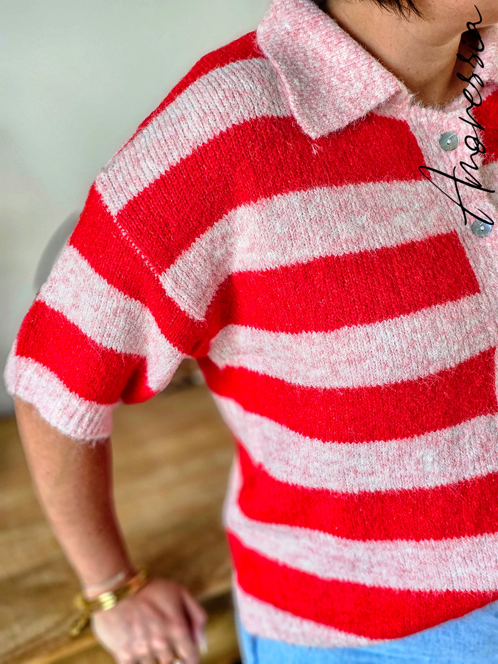 Gilet Polo — Gilet Rayé Rose Rouge Col Polo Femme photo lifestyle