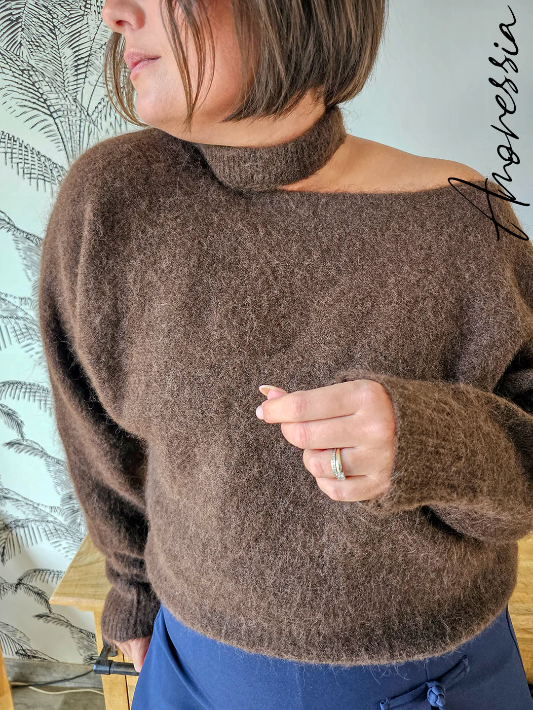 Pull Chocolat Femme Asymétrique Une Épaule — Pull Lou