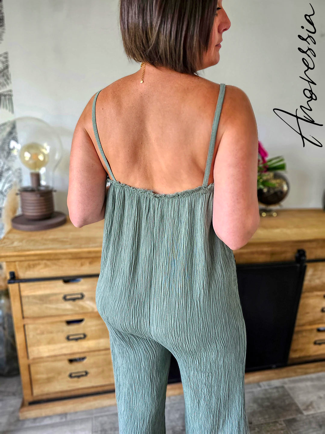Vue arrière sur le dos de la combinaison femme pantalon Sofia kaki