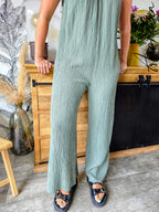 Détail du bas de la combinaison femme pantalon Sofia kaki