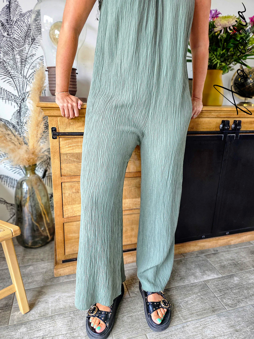 Détail du bas de la combinaison femme pantalon Sofia kaki