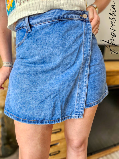  Vue de face de la jupe short Roxana en denim bleu, coupe flatteuse taille haute