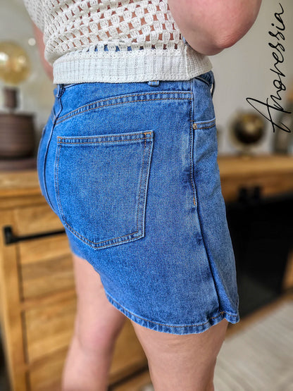 Vue de profil de la jupe short Roxana, mettant en valeur sa coupe moderne
