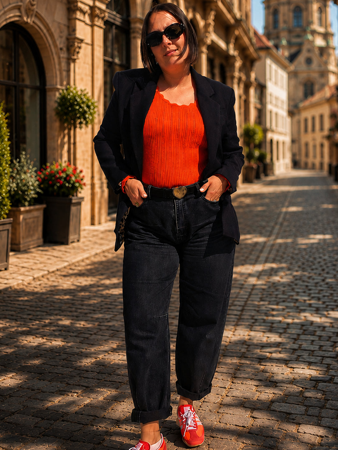 Tenue bureau femme chic — veste tailleur noire, pull maille blanc et jean barrel gris foncé, Amoressia